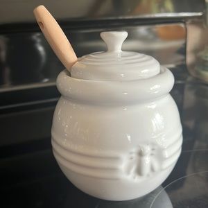 Le creuset honey pot with lid and silicone dipper